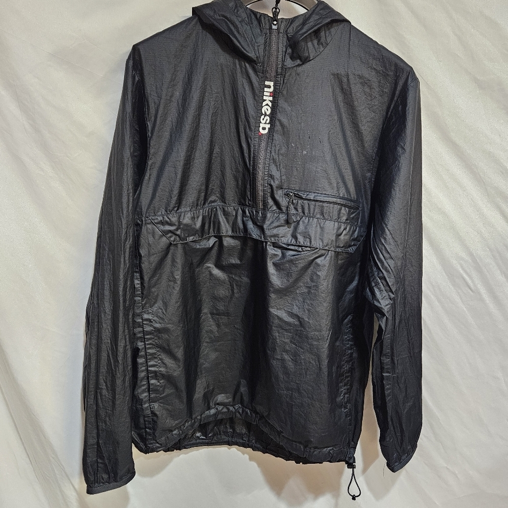 Nike Sb Jacket Mens M Black Hooded Lightweight Windbreaker Packable Coat Euc